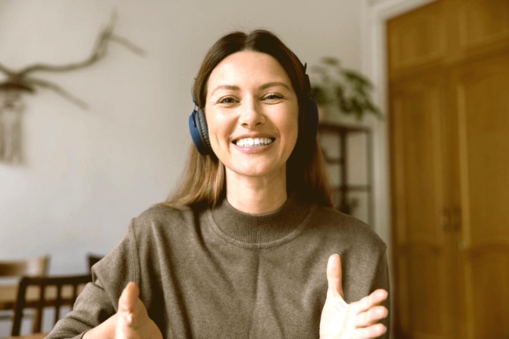 Participantes trabajando con hojas de cálculo durante ejercicio práctico