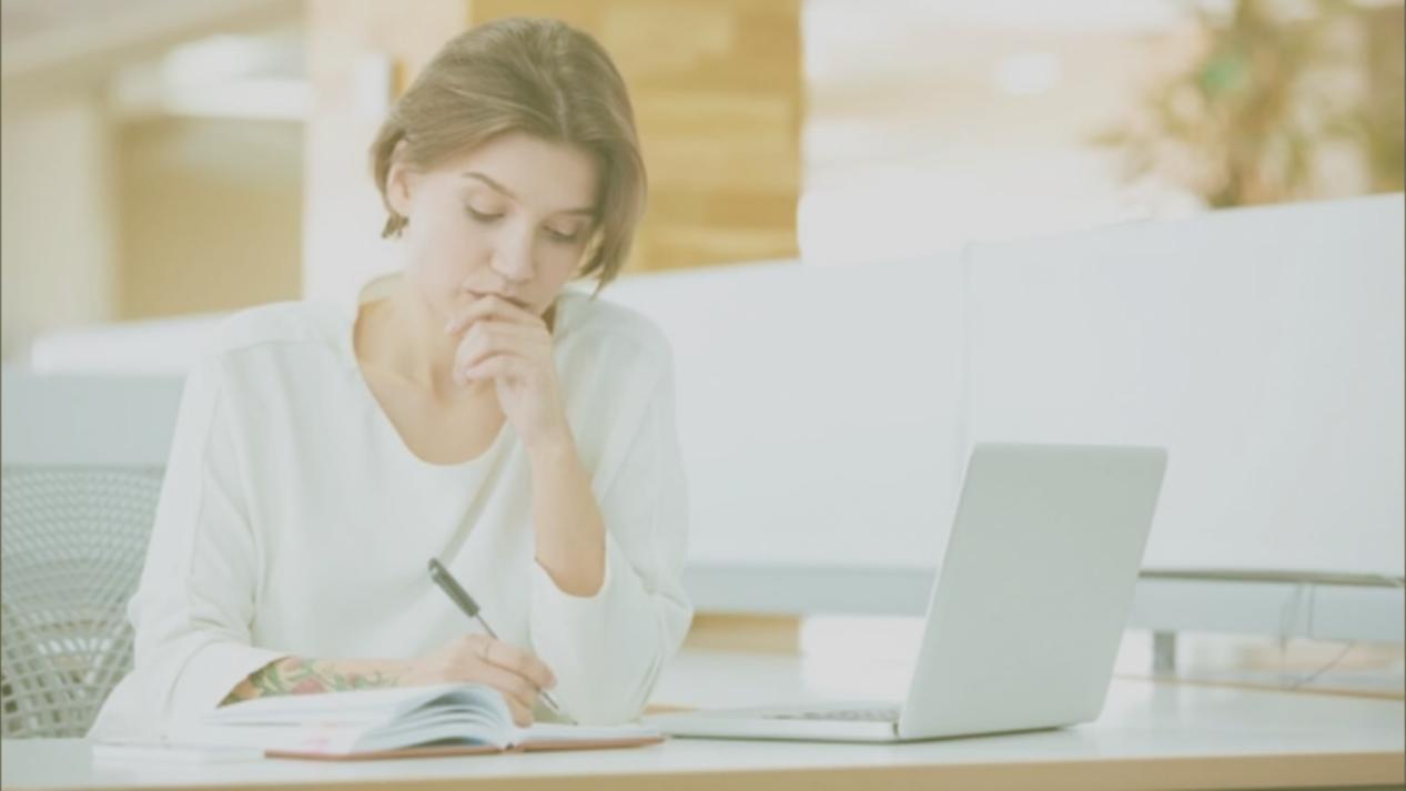 Instructor preparando material educativo con gráficos financieros