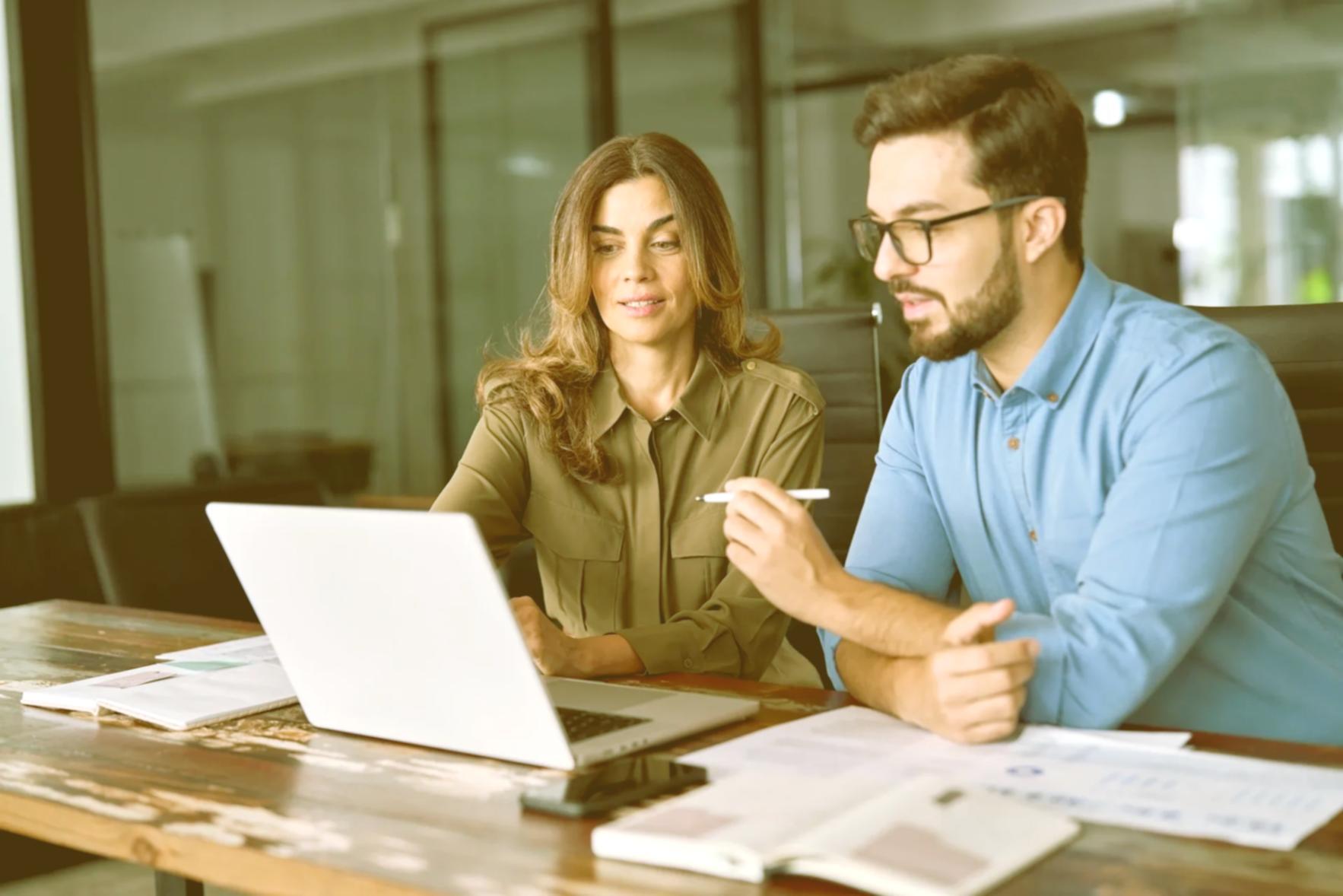 Espacio de trabajo moderno donde profesionales colaboran en estrategias de presupuestos flexibles